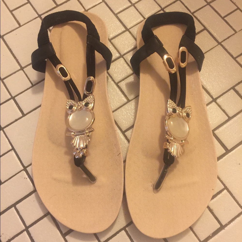 Flat sandals with owl design.